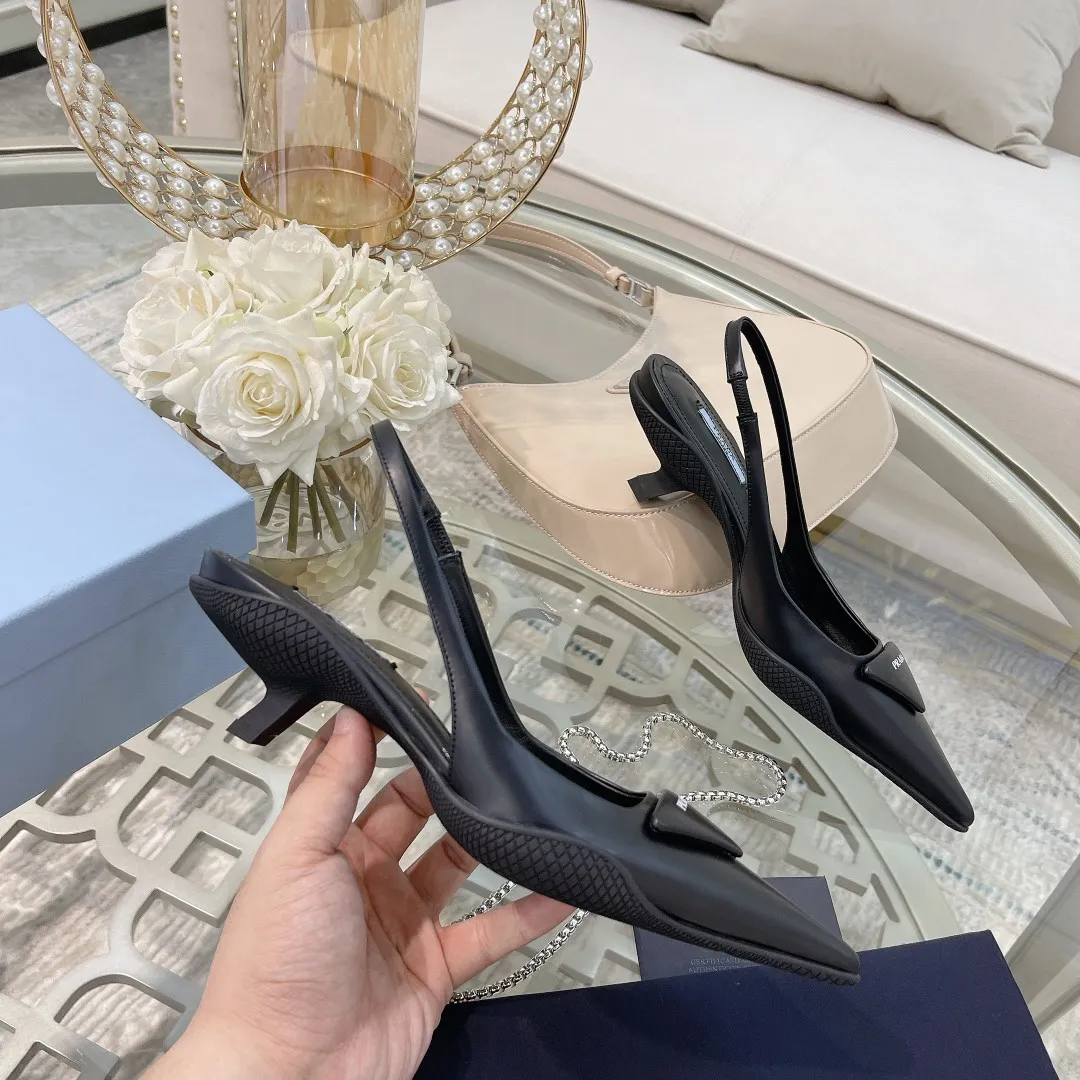 💕💕Factory direct selling price p480💕💕 Women's shoes factory 💕💕Factory direct selling price pRADA ²⁰²² Prada's new spring and summer products are coming with strength! ❣️The same sandals as the popular superstar Jin Chen, a fashionable and versatile nice item. The rubber compartment sole of this shiny leather back strap high-heeled shoe wraps the upper. It reinterprets 💕💕factory direct price prada’s archive design, creating a mixed style that combines a soft pointed silhouette with sporty elements. The unique comma heels of the 2021 spring and summer series highlight the retro style. The brand's iconic triangle has been given a new look, transformed into micro-lined leather details on this shoe, breathing new life into the brand's traditional elements. This year’s theme is not to be defined, embodying texture through simplicity💛From thick-soled sneakers to sawtooth short boots to 2021 kitten heels, everything reveals a must-have momentum... Combining gentleness and handsomeness, kitten heels are the finishing touch for little women❤️ ⚛Upper: top-grade open-edge beaded cowhide/imported silk ➕Screen-printed triangular leather logo ⚛Inner: sheepskin lining ⚛Outsole: Rubber compartment sole and optical pattern sole pattern ⚛Heel height: 3cm ⚛Size: 35-39 (customized sizes 34, 40, 41 are non-returnable and non-exchangeable)